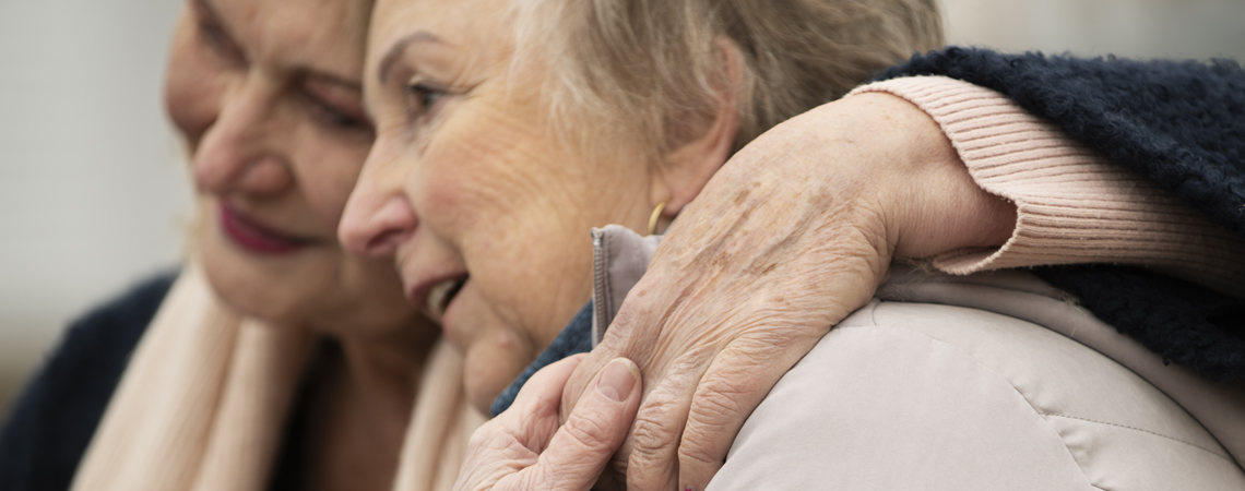 Chiacchiere tra donne anziane amiche